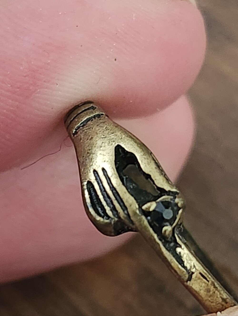 Vintage Brass Toned Clasped Hand Fede Ring With Dark Stone Accent - Picture 15 of 15